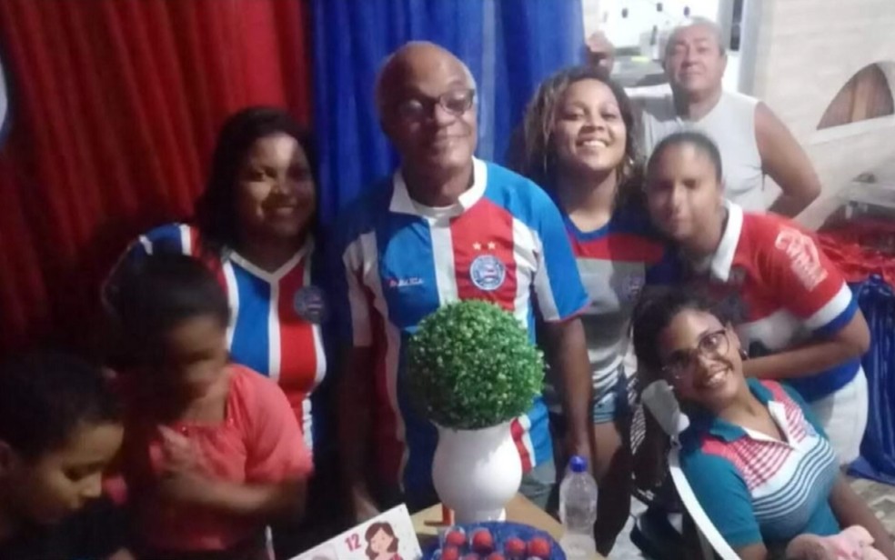 Idoso com a família durante comemoração — Foto: Redes sociais