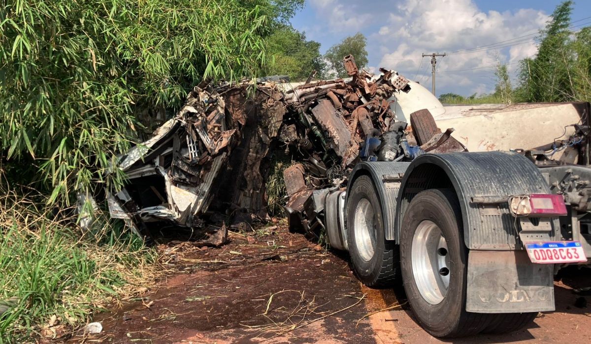 VÍDEO: caminhão capota e interdita trecho de rodovia em Mogi Guaçu