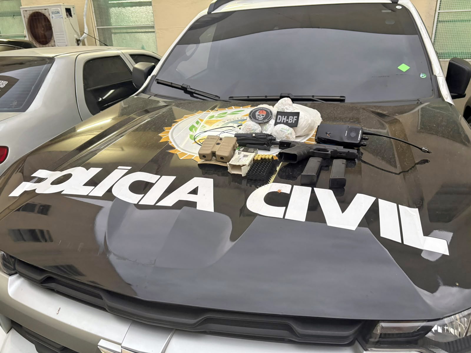 Polícia volta ao Muquiço para prender assassinos de inspetor vítima de emboscada na Av. Brasil; investigado é baleado em tiroteio
