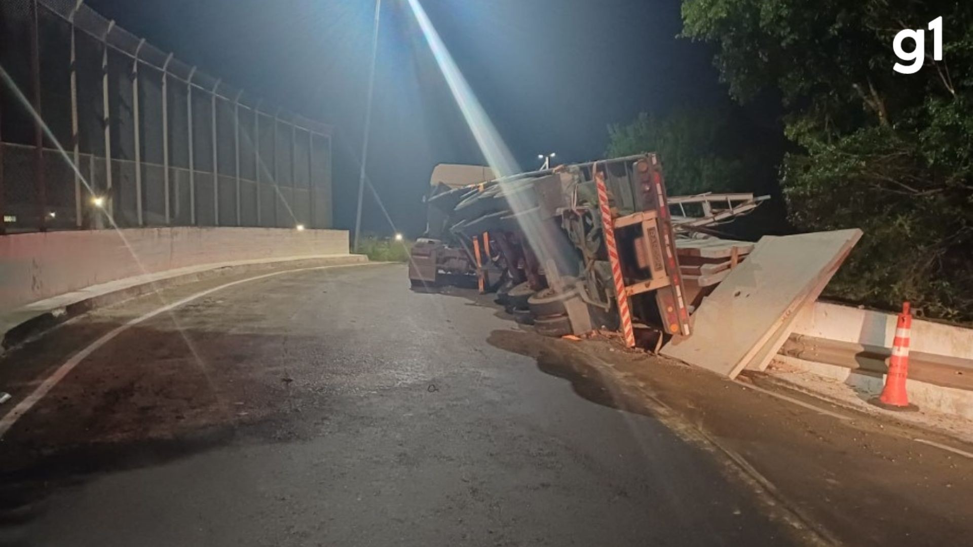 Caminhão tomba em viaduto, carga atinge trilhos e operação da Trensurb é afetada