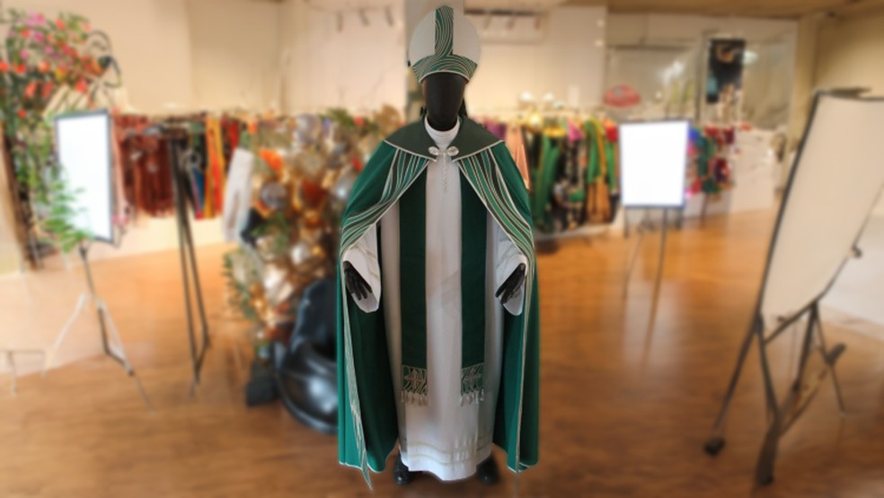 Paramentos foram feitos por jovem amazonense. — Foto: Divulgação/Vatican Media