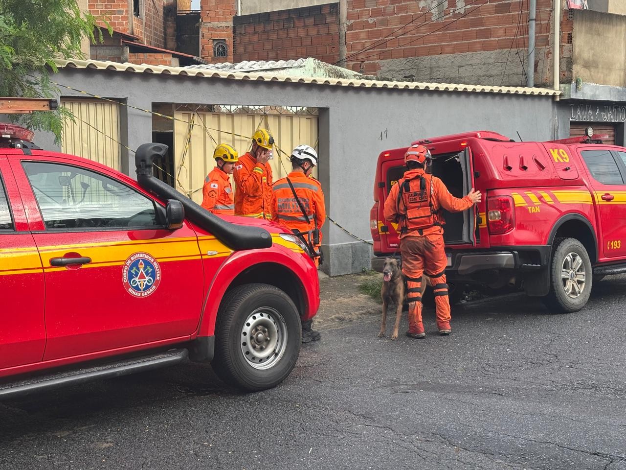 Bombeiros retomam buscas em local onde casa desabou, em BH, neste domingo