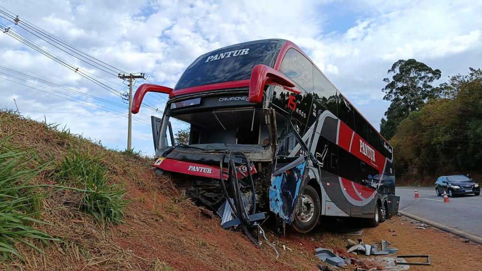 Acidente aconteceu durante a madrugada na Rodovia Raposo Tavares (SP-280), em Itapetininga (SP) — Foto: Reprodução/G1