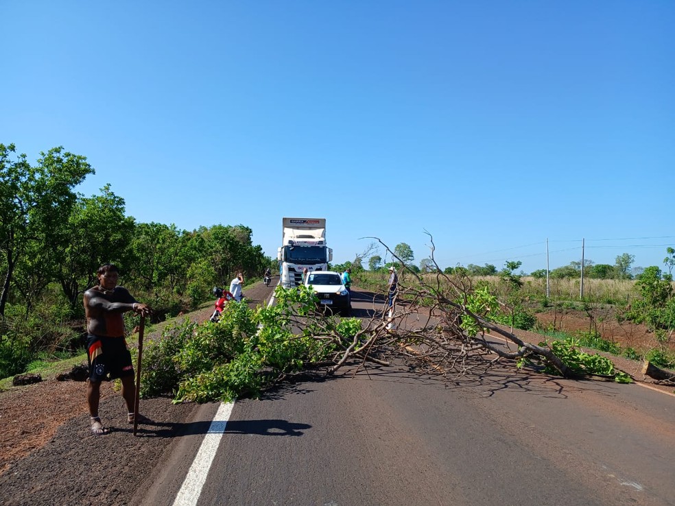 Em protesto à morte, indígenas bloquearam a rodovia no começo da manhã desta quarta (23), pedindo por respostas — Foto: Reprodução