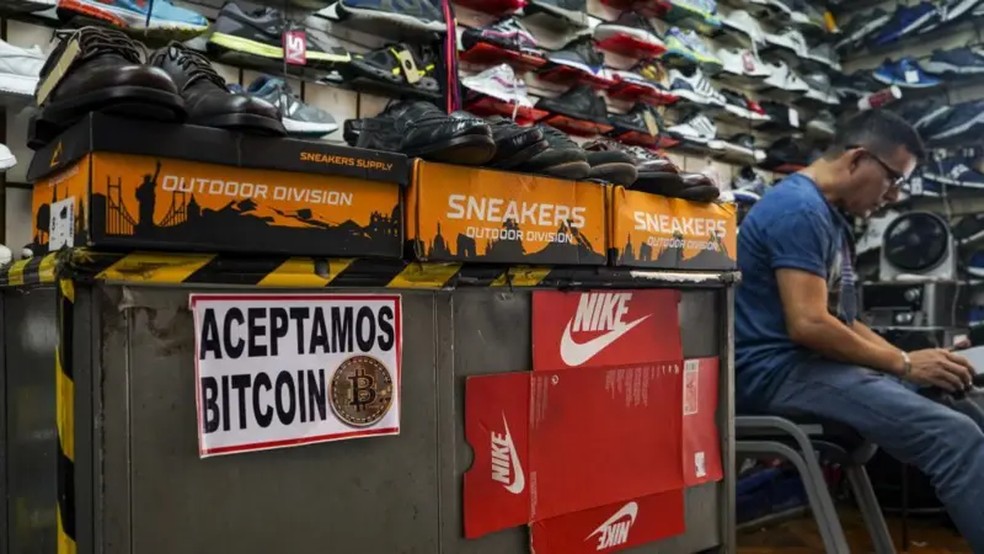 Uma pesquisa da CID-Gallup já havia constatado, em 2022, que apenas uma em cada cinco empresas aceitava bitcoin — Foto: NurPhoto via Getty Images