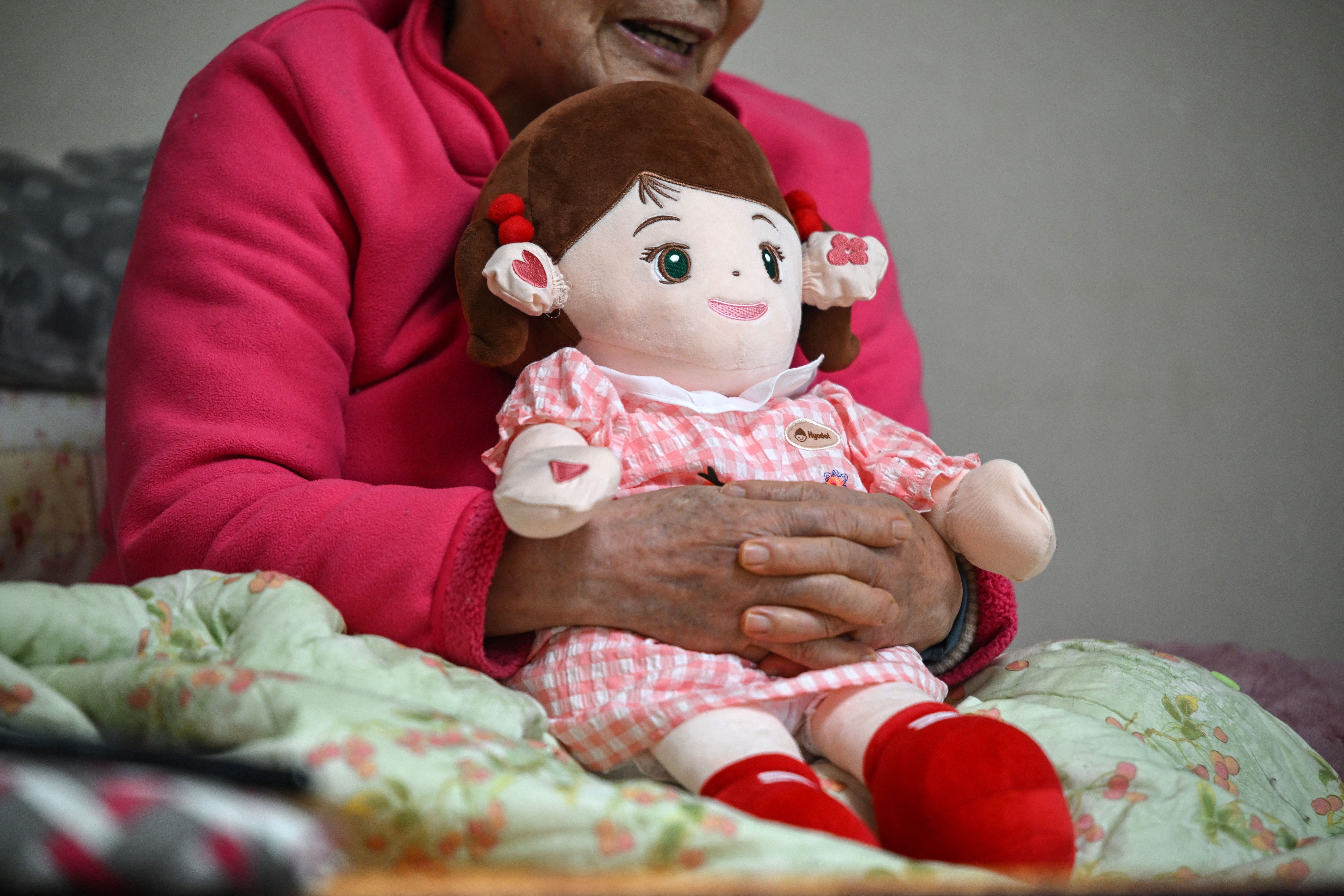 Bonecas com IA viram companhia para idosos que vivem sozinhos na Coreia do Sul