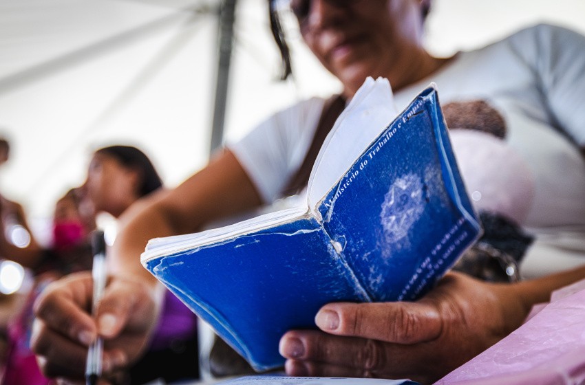 Banner azul de apostas esportivas com copos de campeão de tablet moedas de  ouro caindo e bolas esportivas