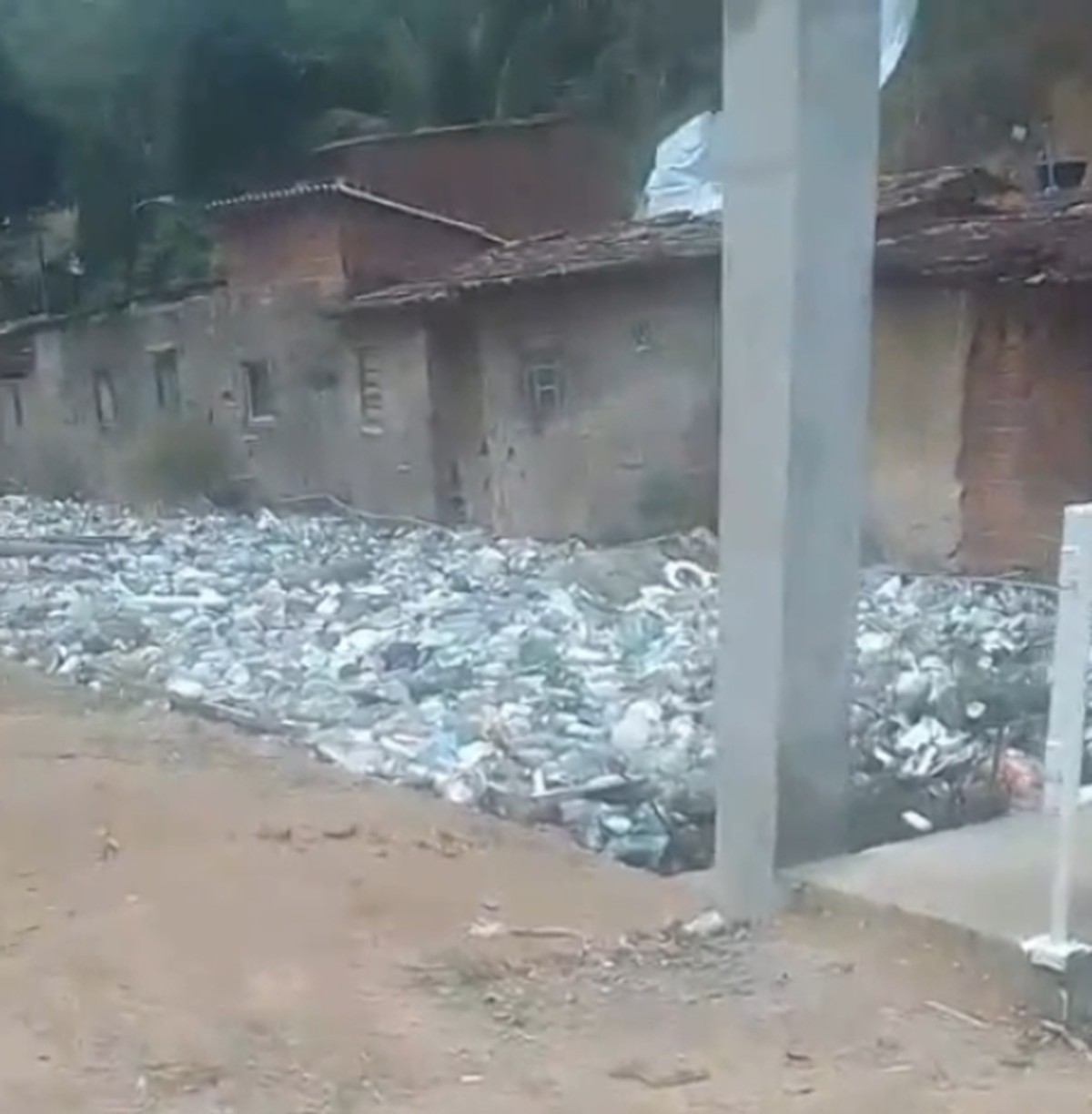 Chuvas deixam famílias ilhadas e lixo acumulado no Vale do Reginaldo, em Maceió; VÍDEO