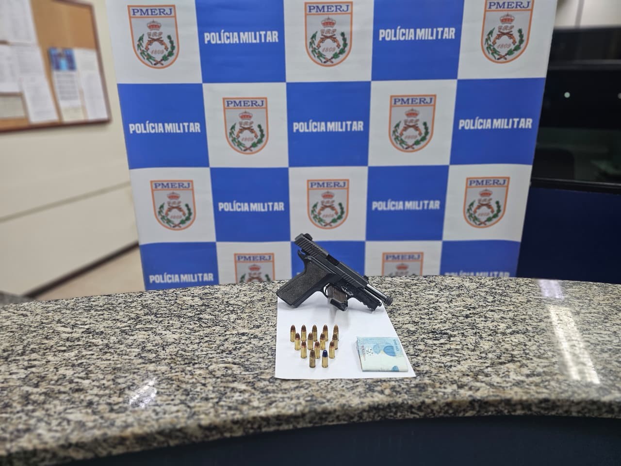 Polícia Militar prende suspeito com pistola após denúncia de tráfico de drogas em Barra Mansa