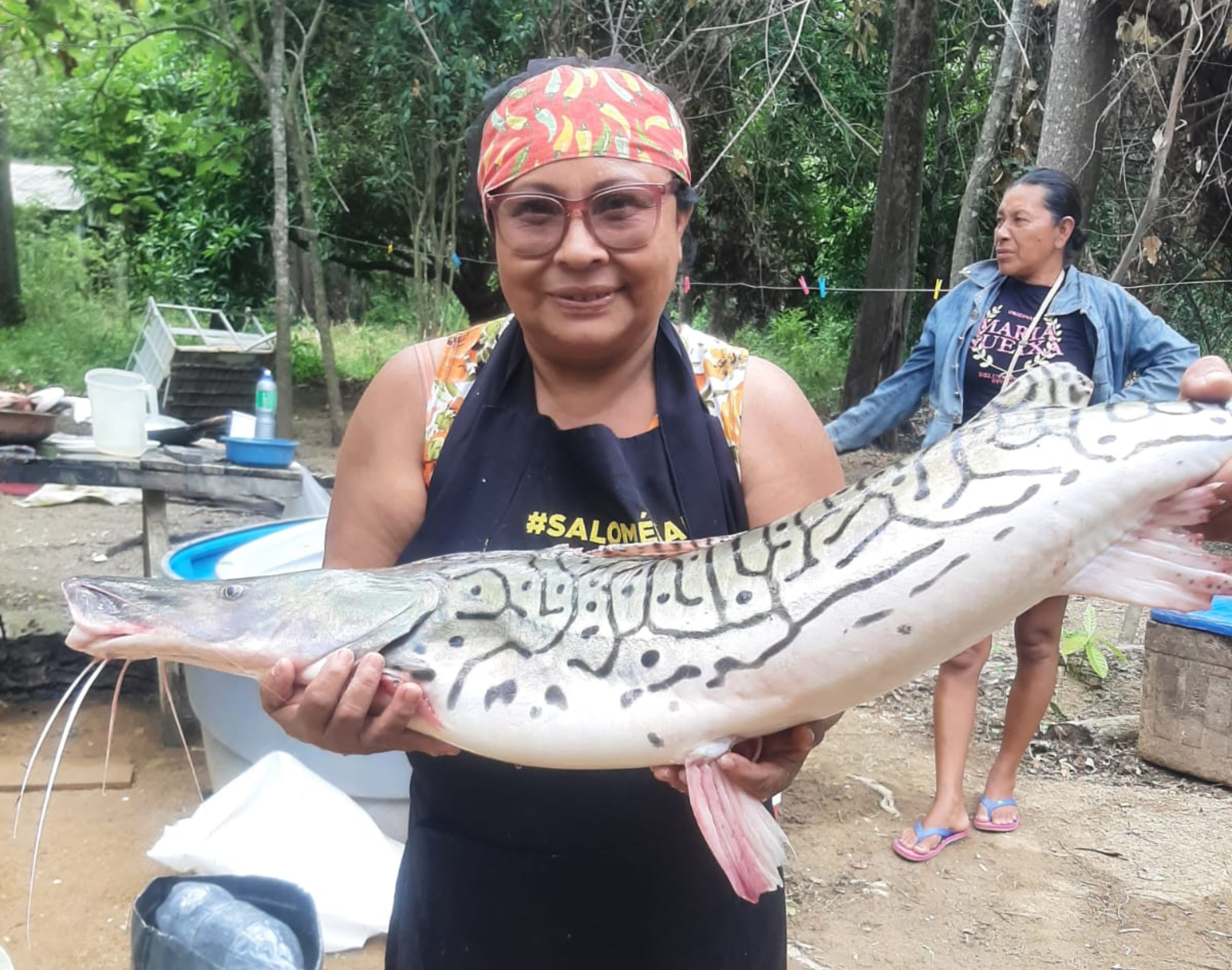 Quando rio dita cardápio: mulher indígena cria negócio onde peixe servido depende da pesca do dia