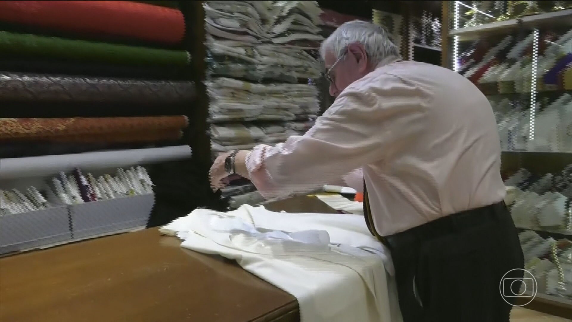 Alfaiate do Vaticano prepara traje do novo Papa
