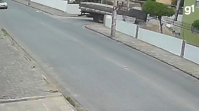Caminhão perde freio e derruba muro de condomínio em Campina Grande; VÍDEO
