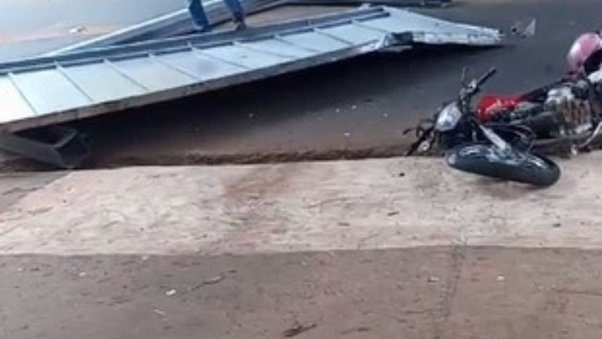 Portão cai de caminhão e atinge motociclista em Bebedouro, SP