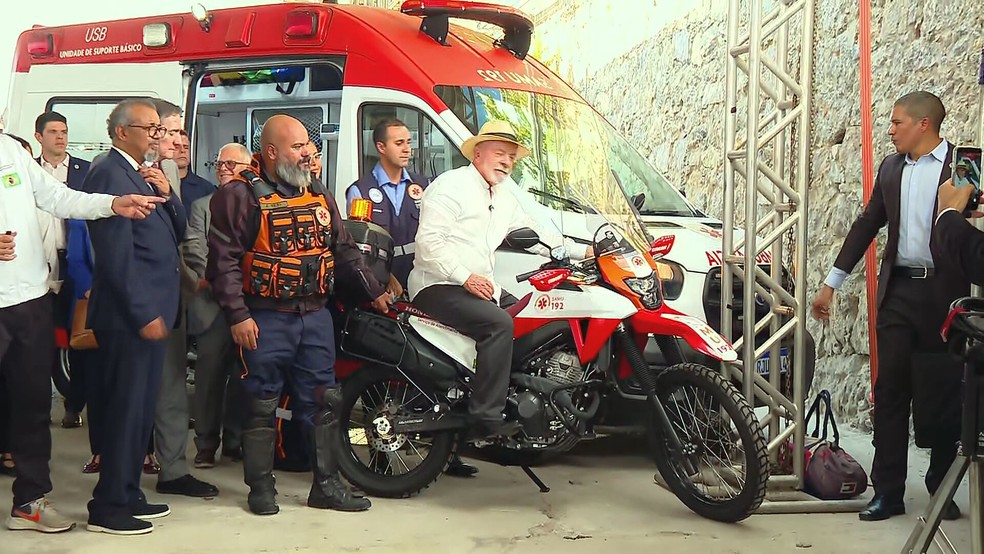 Lula posa em moto de equipe do SAMU — Foto: Reprodução/TV Globo