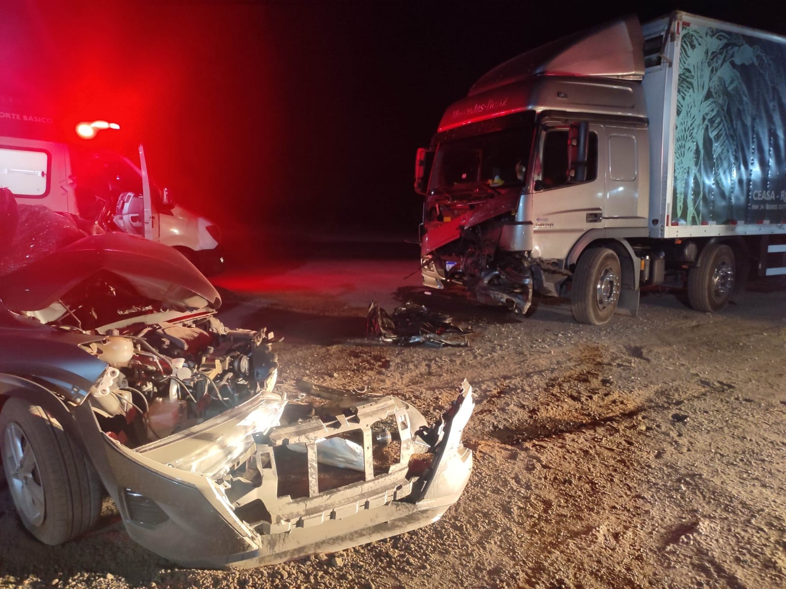 Homem morre e irmã dele fica ferida em batida entre carro e caminhão carregado de bananas na MGC-122