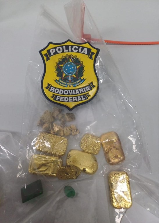 Trio é preso com 260g de ouro ilegal, esmeraldas e extrato de cannabis em rodovia de Boa Vista