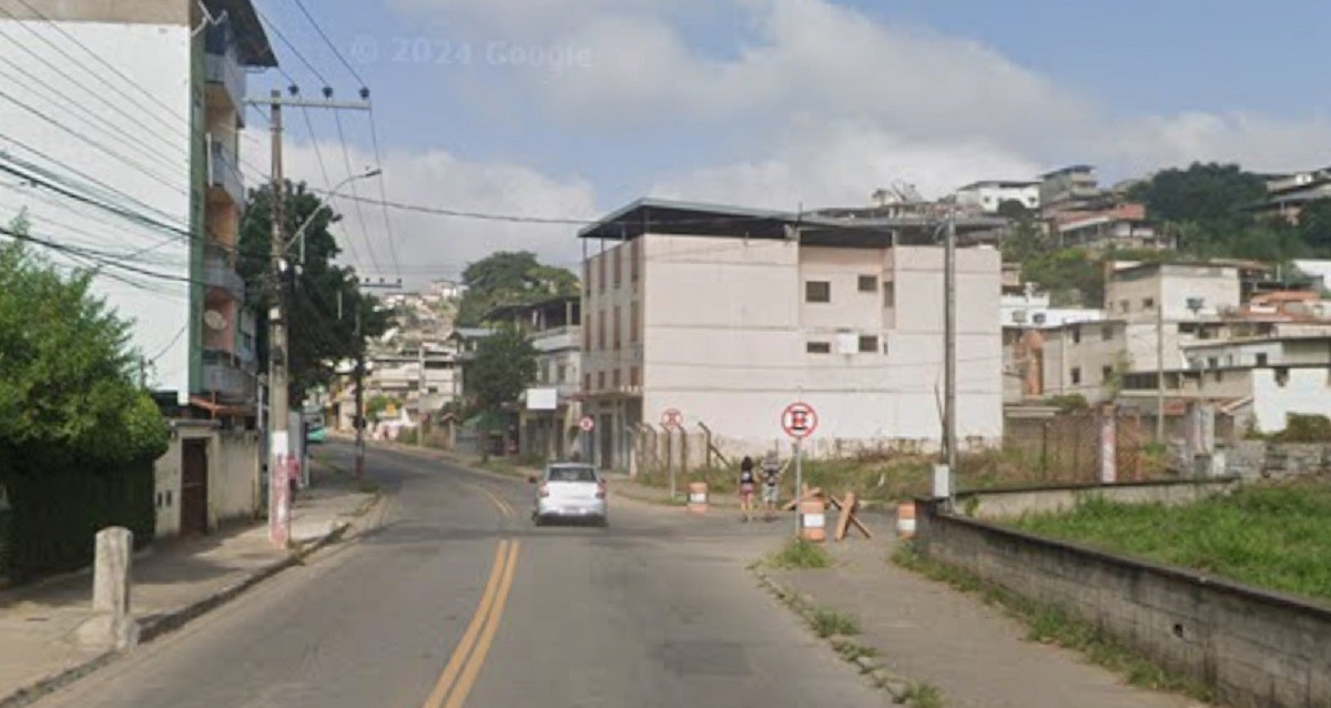 Após passar mal na igreja, homem sai de carro, atropela pedestre e morre em Juiz de Fora