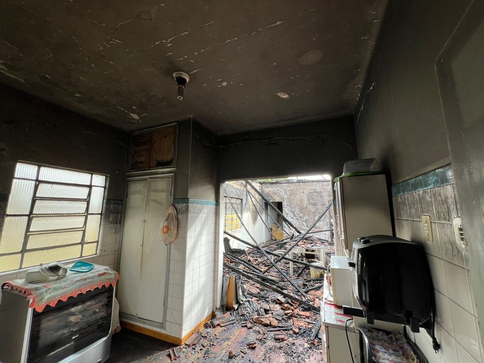 Idosa morre carbonizada após incêndio em casa em Presidente Venceslau (SP) — Foto: Reprodução/Defesa Civil