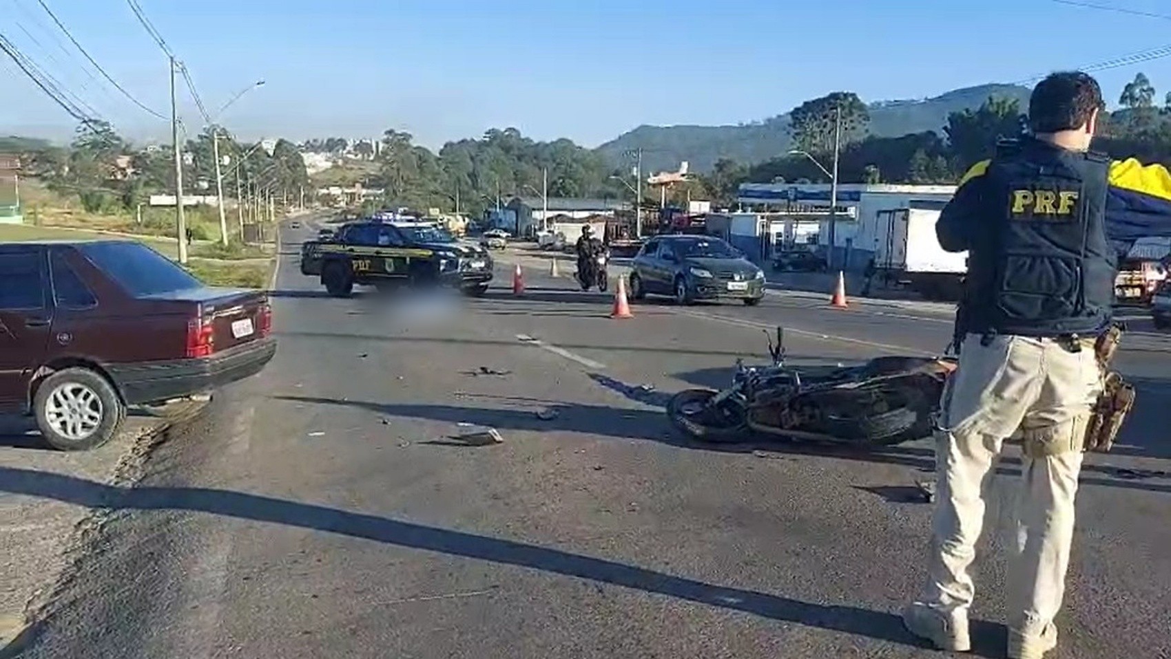 Motociclista de 39 anos morre após bater em carro que fazia conversão em avenida de Poços de Caldas
