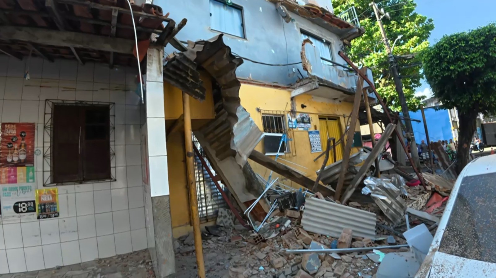 Homem fica ferido após ser atingido por marquise de imóvel em Salvador