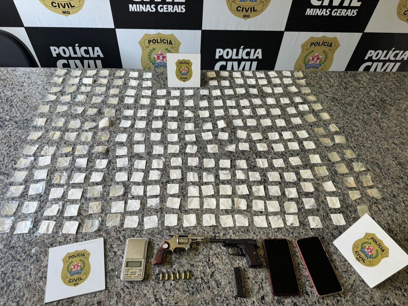 Cerca de 250 papelotes de cocaína são apreendidos na casa de suspeito de duplo homicídio em Formiga 