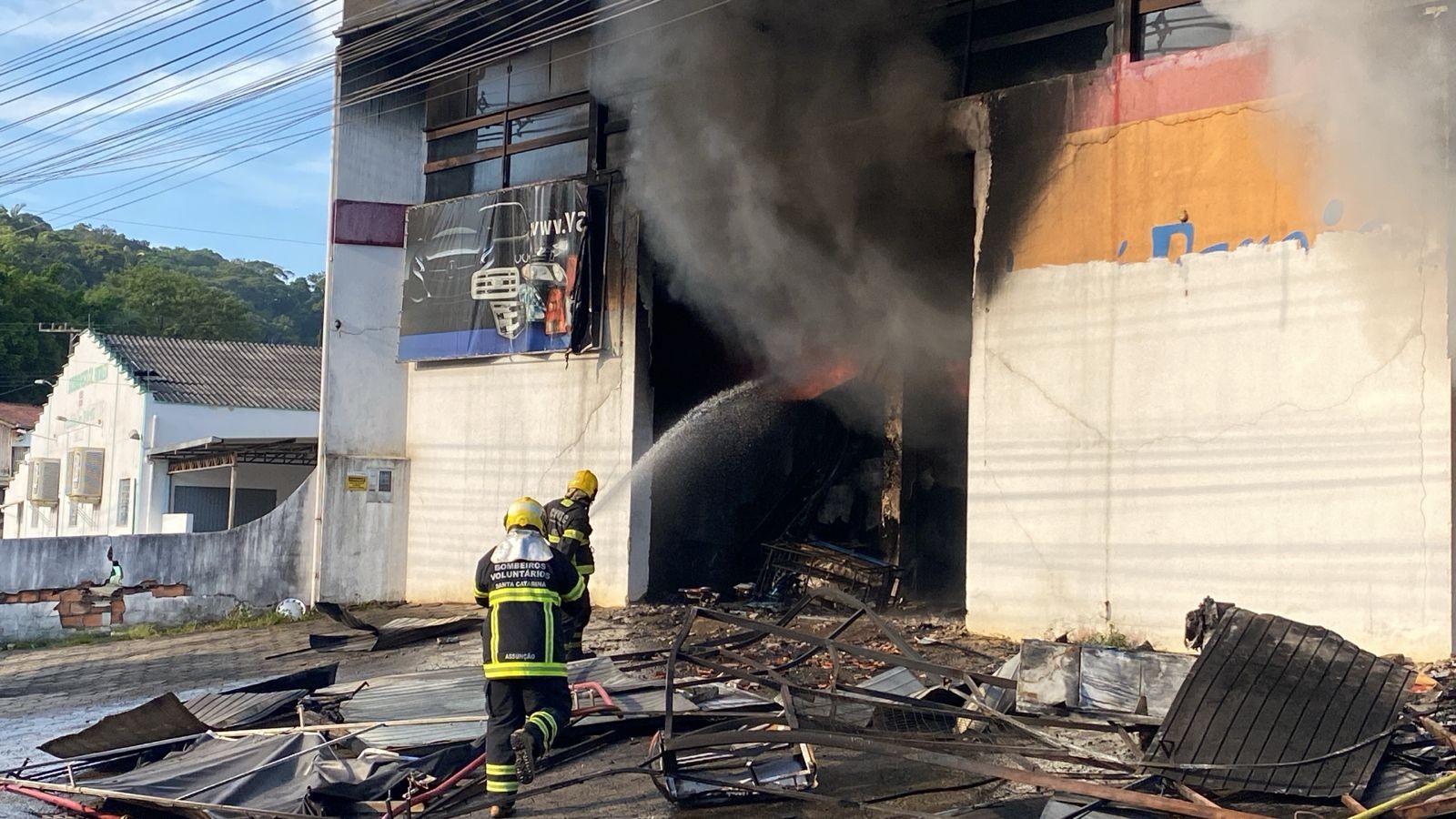 Incêndio atinge loja em Blumenau