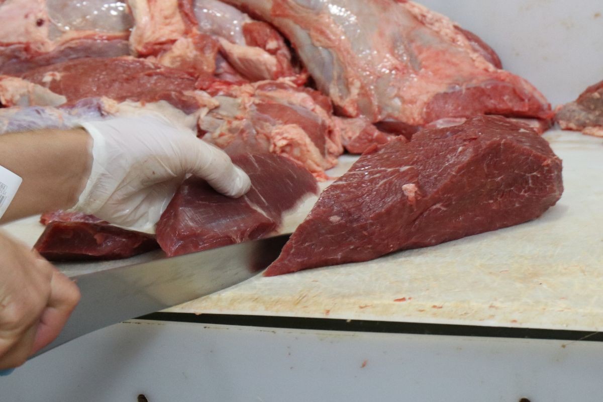 Justiça condena mercado atacadista por obrigar funcionário a adulterar produtos vencidos