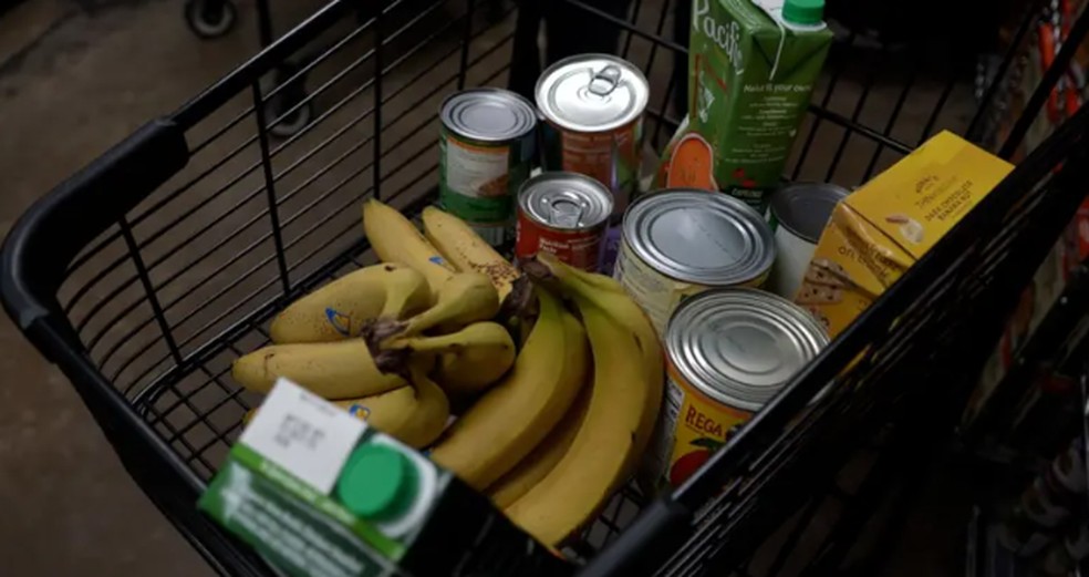 Alguns dos produtos retirados por Ilona Biskup no banco de alimentos — Foto: José María Rodero/BBC News Mundo