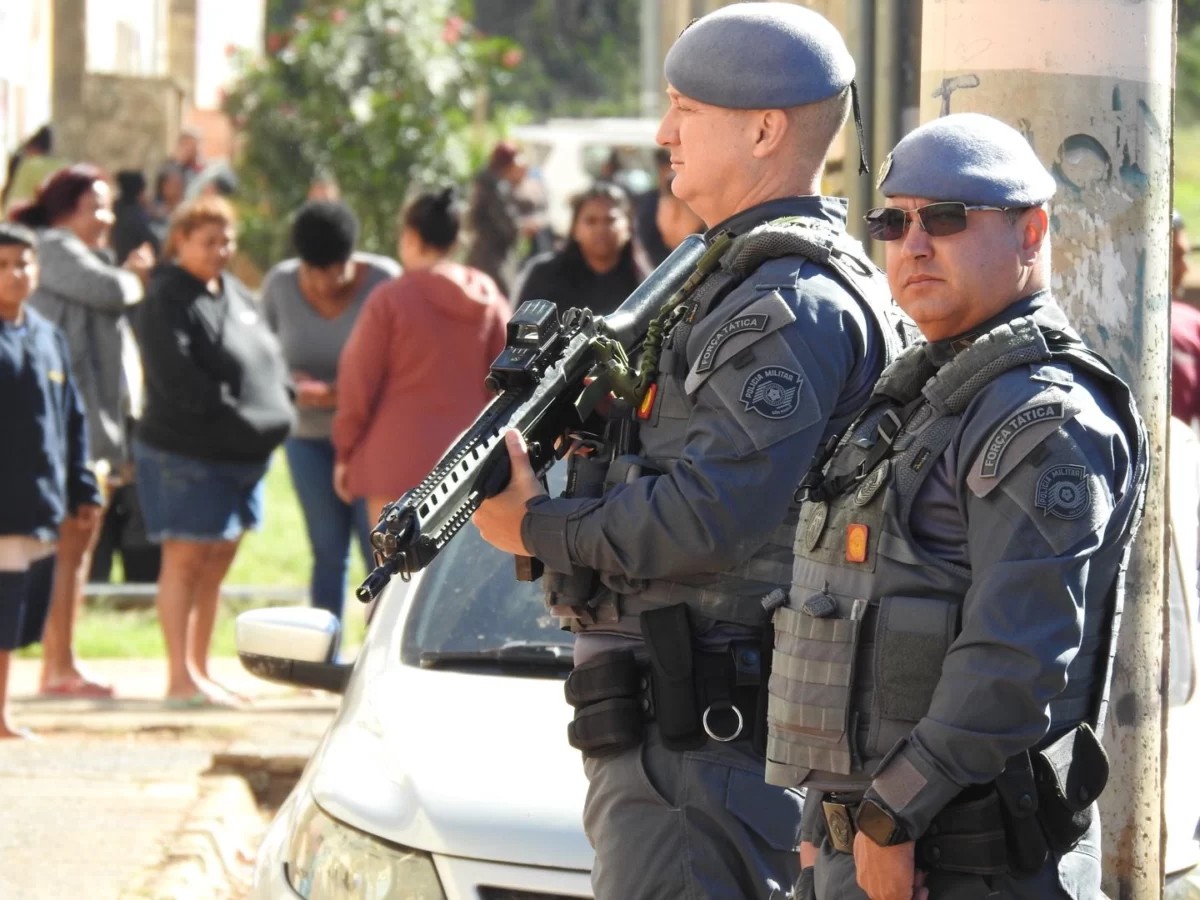 Com helicóptero, Força Tática e 50 PMs, operação prende suspeito por tráfico de drogas no interior de SP