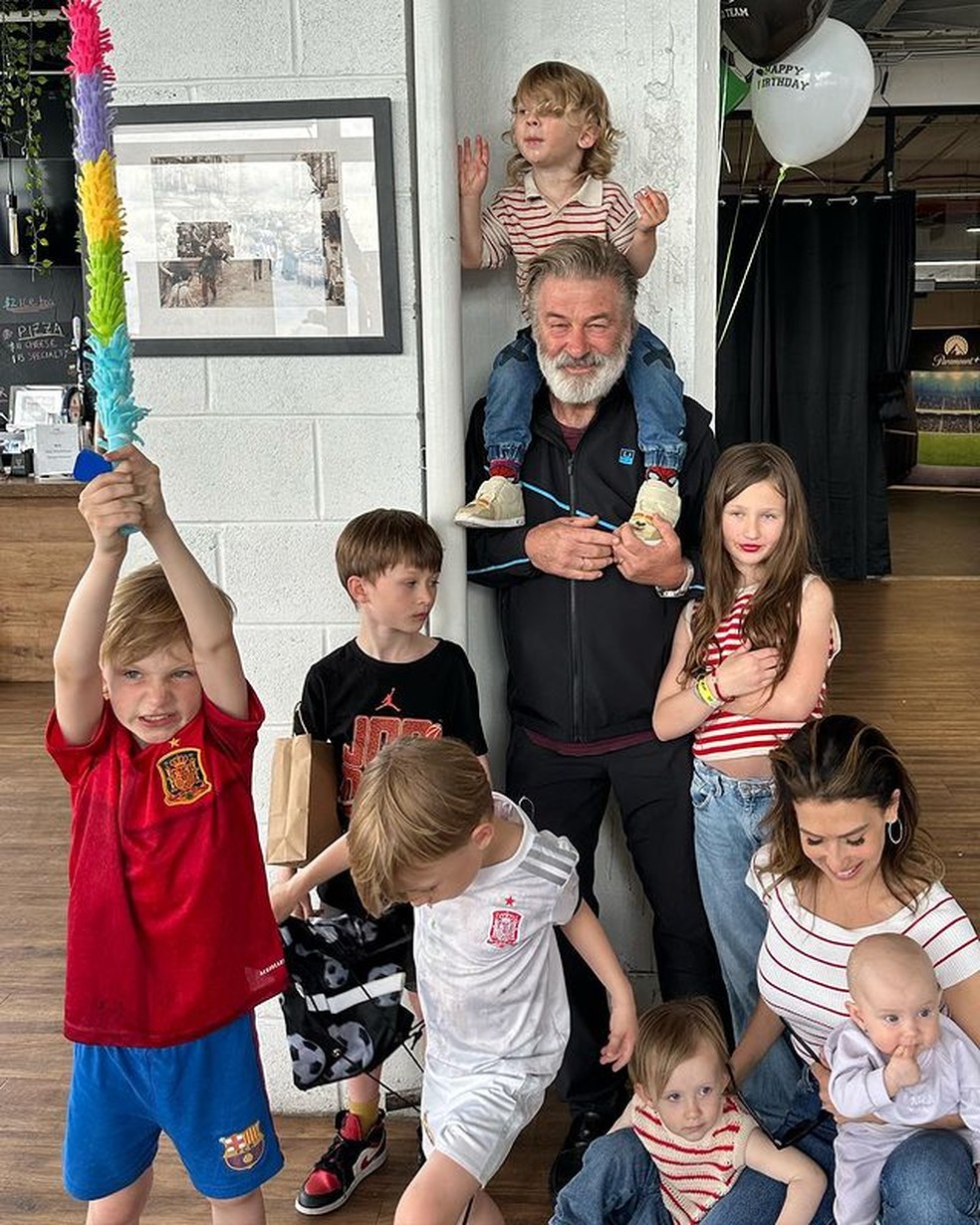 Alec Baldwin com sete de seus oito filhos — Foto: Reprodução/Instagram