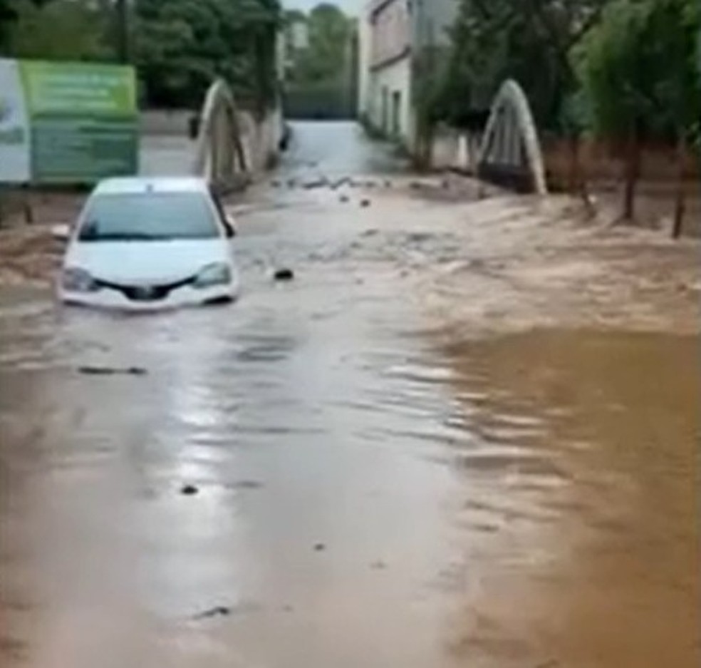 Chuva alaga ruas, interdita estradas e deixa carros ilhados na BA — Foto: Reprodução/TV Bahia