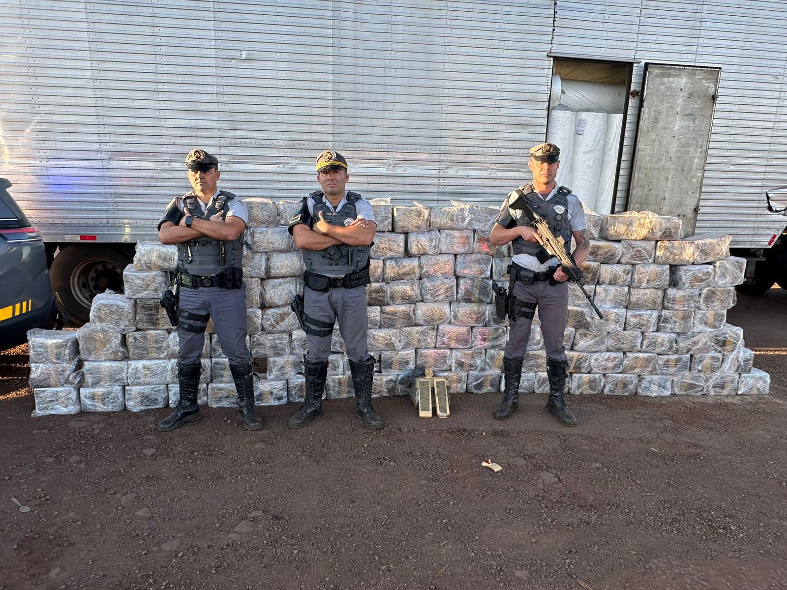 Mais de uma tonelada de maconha é encontrada em carga de rolos de tecido em caminhão na SP-270 no interior de SP