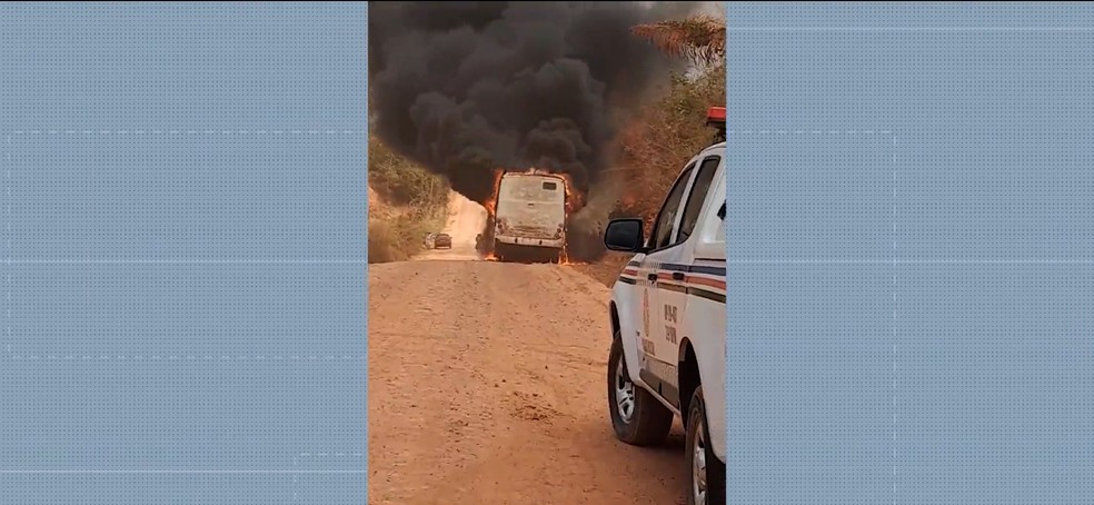Ônibus escolar que transportava cerca de 20 estudantes pega fogo no interior do MA — Foto: Reprodução/TV Mirante
