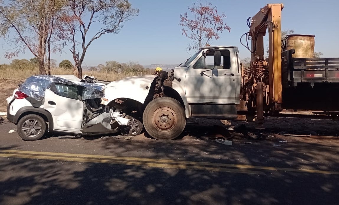 Três adultos morrem e criança fica gravemente ferida em acidente em rodovia de Araguari