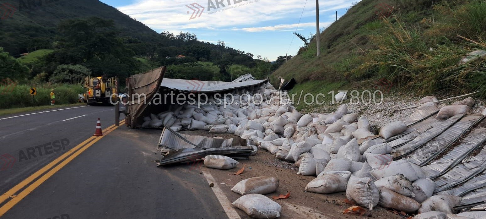Motorista fica gravemente ferido após carreta tombar e bloquear rodovia no interior de SP