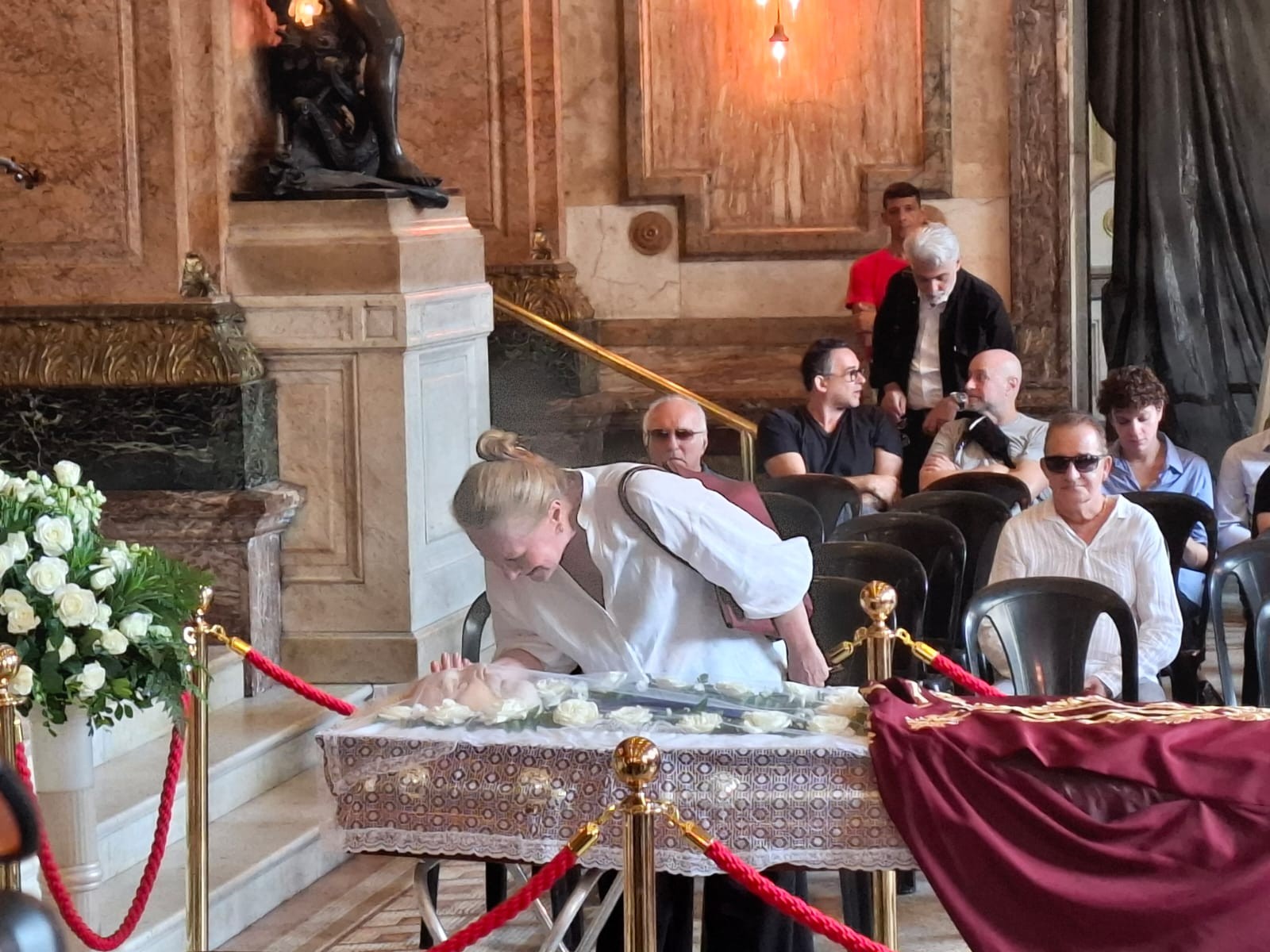 Corpo de Ney Latorraca é velado no Theatro Municipal; 'ele fez uma passagem tranquila', diz marido