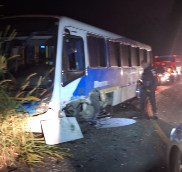 Sete pessoas ficam feridas em acidente entre carro e ônibus em Valença