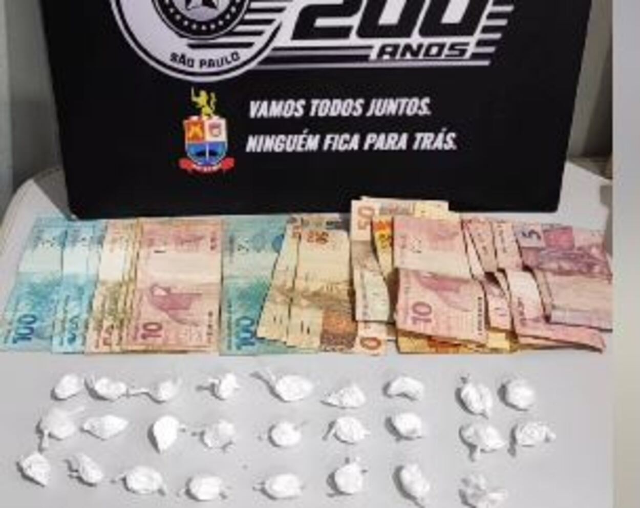 Menores em carro fogem da PM na contramão em rodovia, jogam cocaína pela janela e são apreendidos