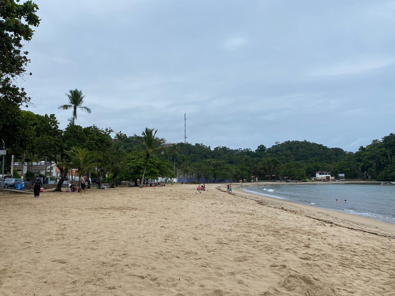 Raio atinge dois turistas sob guarda-sol em praia de São Sebastião, no Litoral Norte de São Paulo