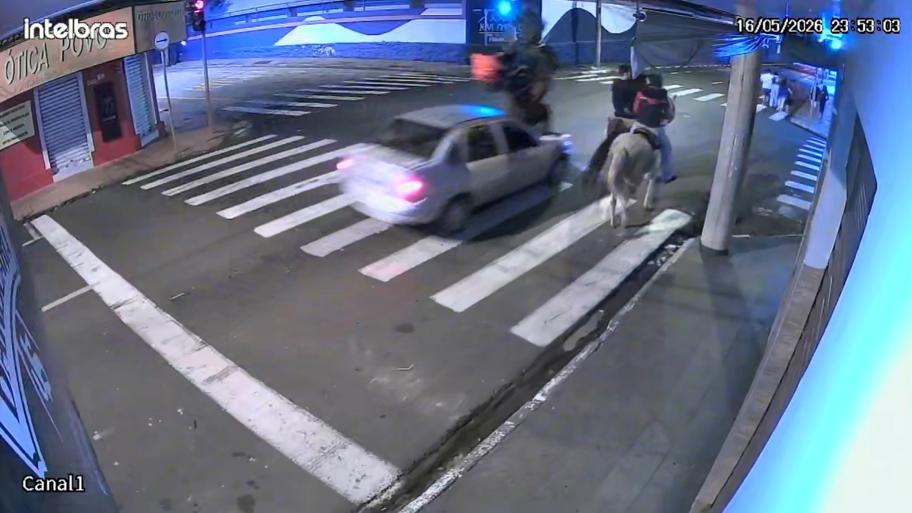 Carro atropela homem montado a cavalo em rua de Franca; VÍDEO