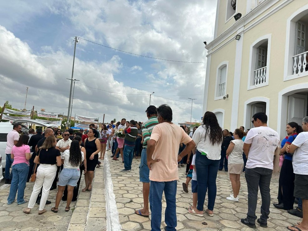 Velório de mãe e filhos vítimas de acidente acontece em Jardim do Seridó — Foto: Cardoso Silva/Inter TV Costa Branca