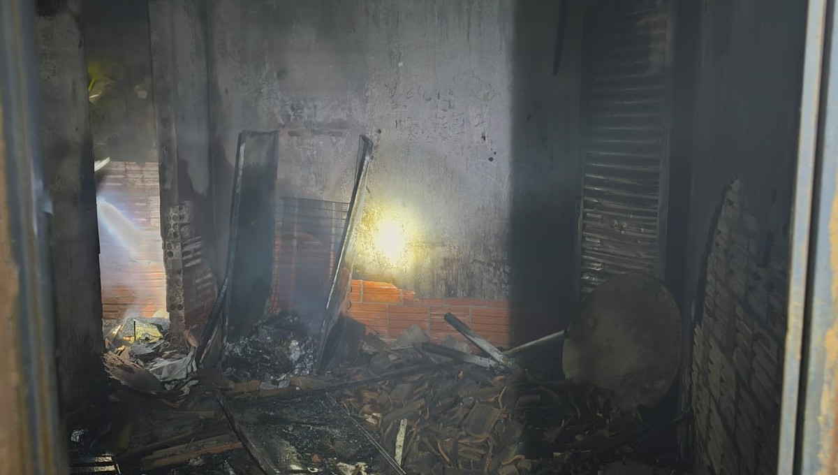 Casa pega fogo após moradora acender palito de fósforo em Montes Claros