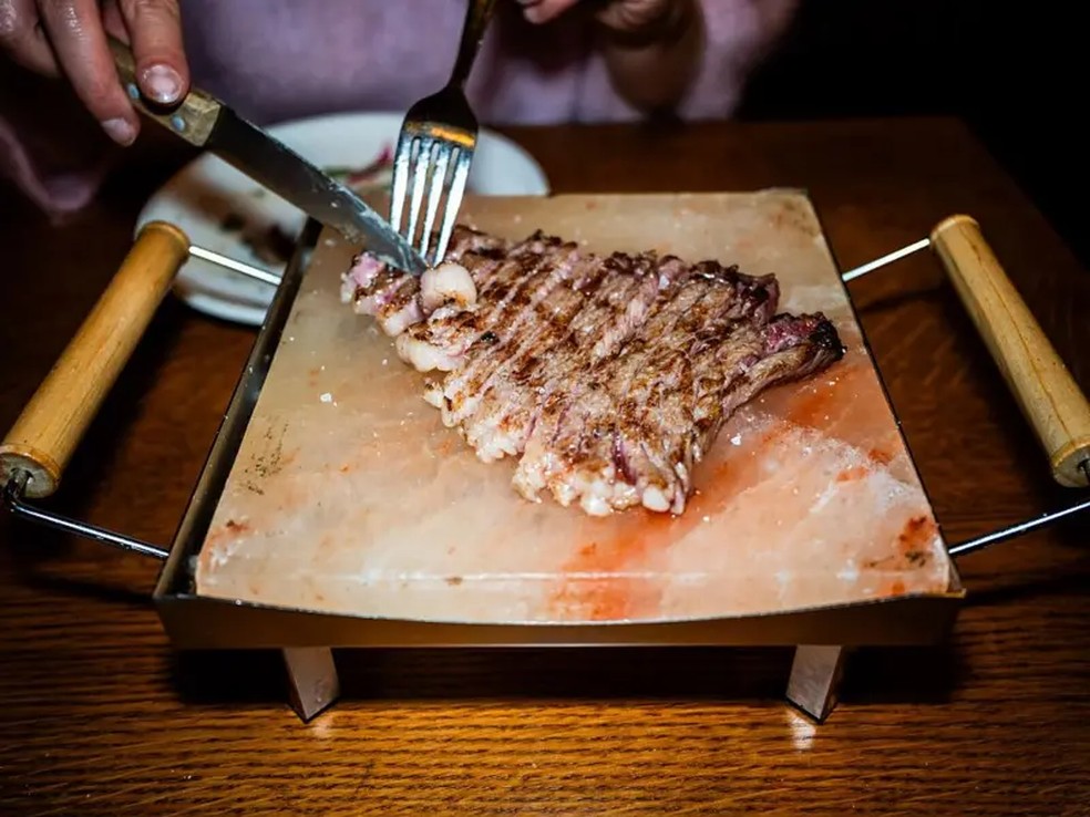 O quilo do Wagyu categoria A5 custa em média R$ 1.000 no Brasil. — Foto: AFP via Getty Images via BBC