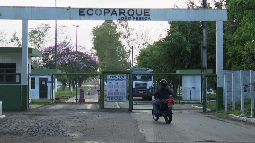 Material descartado e coletado em Joo Pessoa e outras dez cidades da Paraba  levado para um aterro sanitrio, chamado de Ecoparque  Foto: Reproduo/TV Cabo Branco