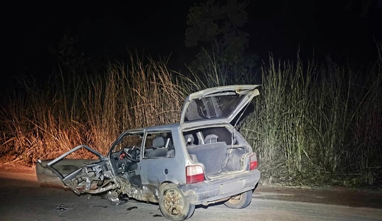 Batida entre carros na BR-251 deixa motorista ferido