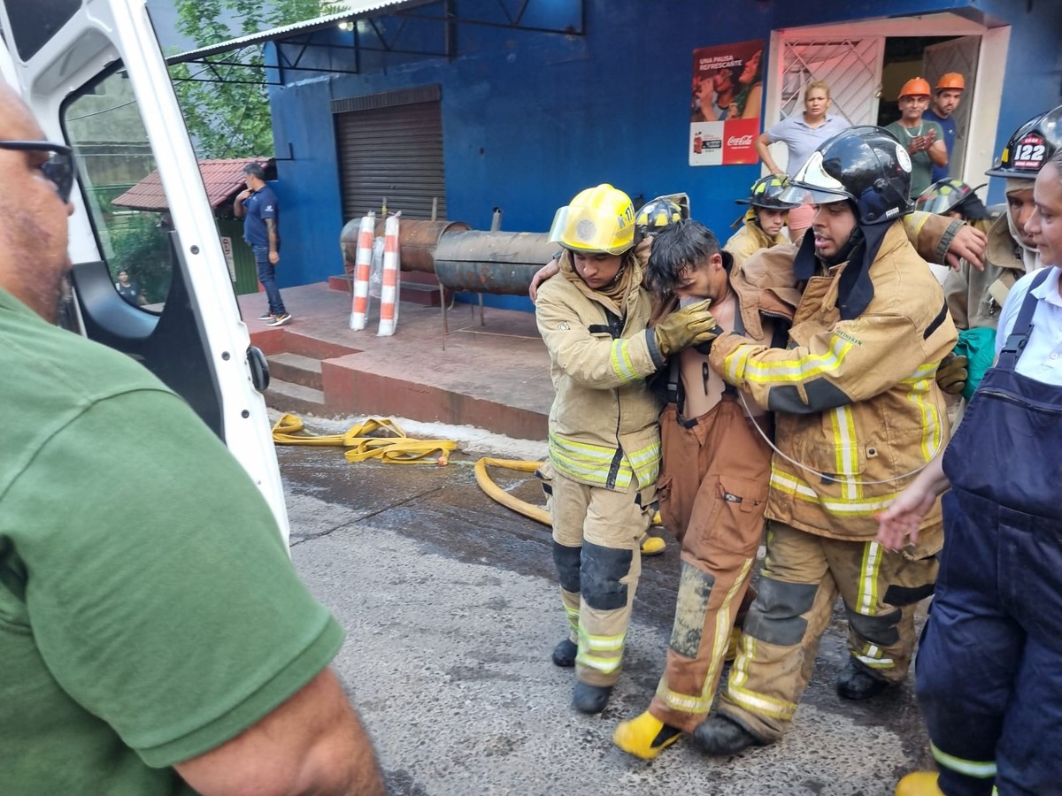 Bombeiro é resgatado após ficar preso em prédio que pegou fogo em Cidade do Leste, no Paraguai | Oeste e Sudoeste