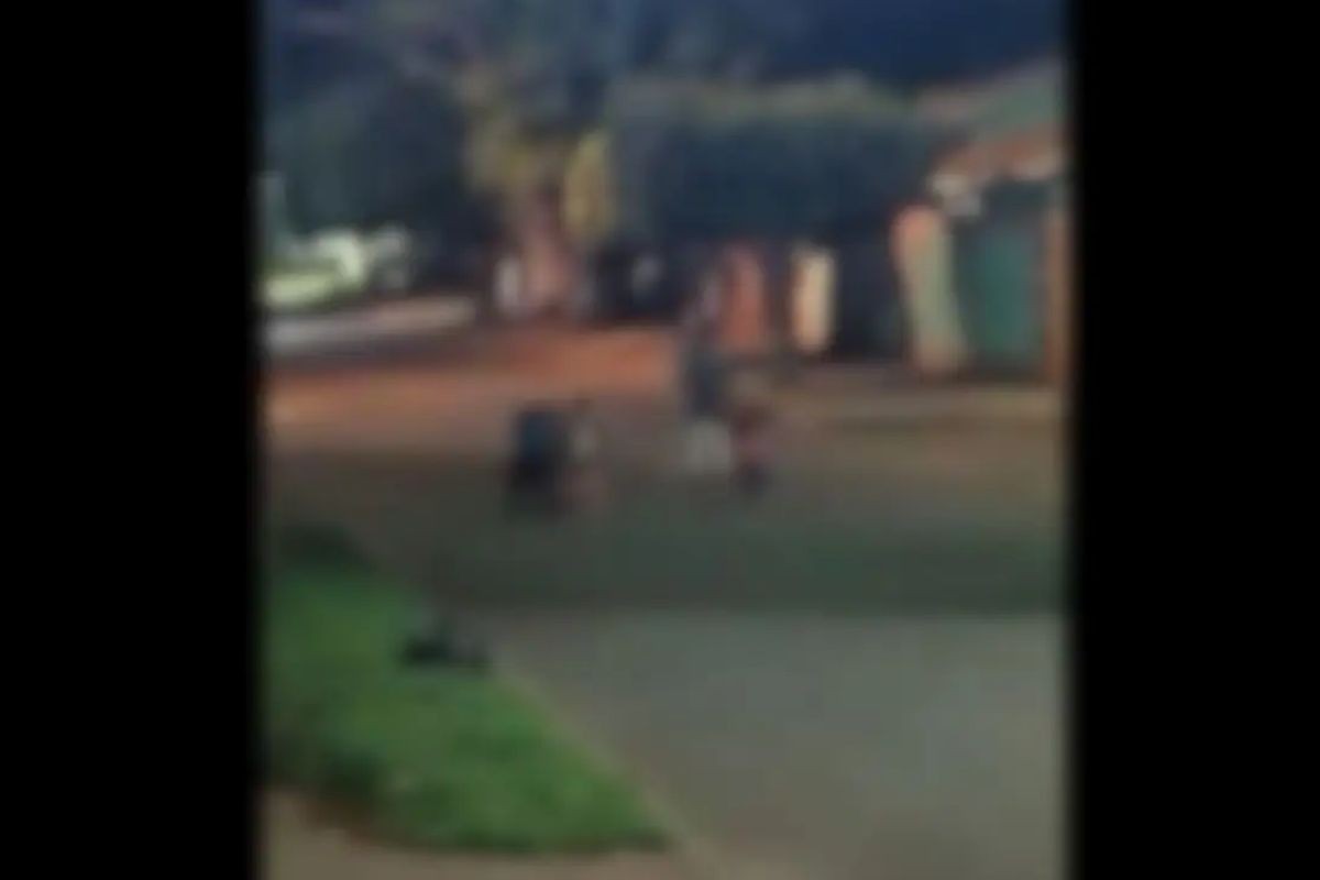 Vídeo mostra adolescente agredindo irmãos de 2 e 5 anos em MS; mãe é presa por abandono de incapaz