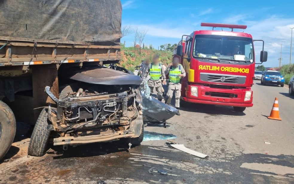 Caminhonete bate na traseira de caminho e mata duas pessoas, em Inhumas, Gois  Foto: Divulgao/Corpo de Bombeiros