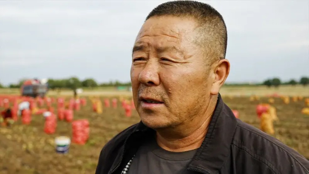 Zhang é otimista sobre a política chinesa em relação à IA e conta que seus filhos conseguiram encontrar empregos nos novos centros de dados. — Foto: BBC