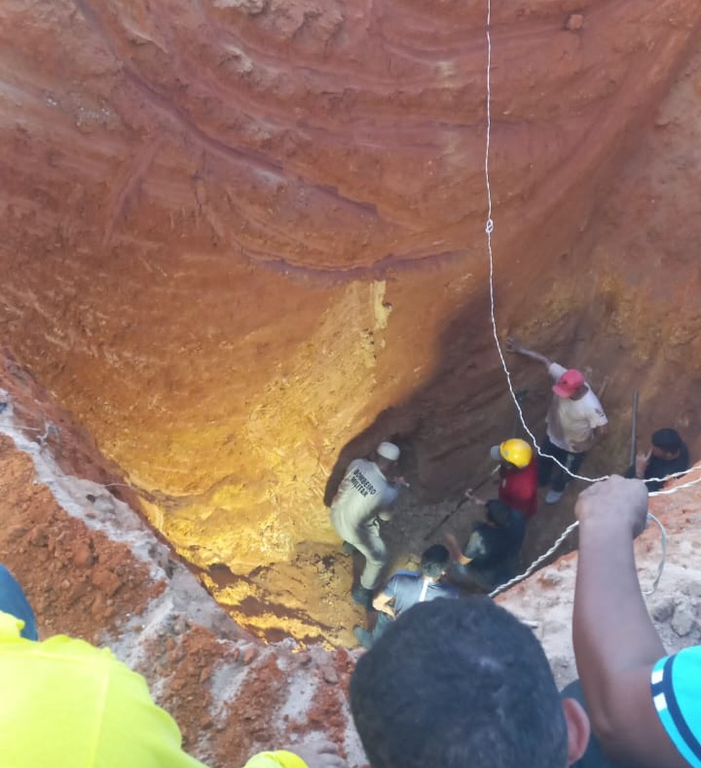 PM e bombneiros usaram retroescavadeira para resgatar menina no Pará — Foto: PM/Reprodução